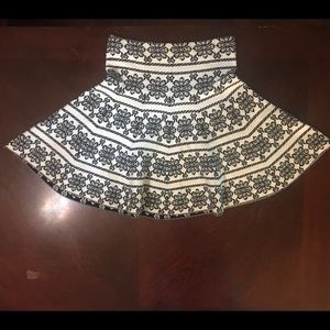 🆕 I Fashion Blk/Wht Floral Print Mini Skirt-S/M